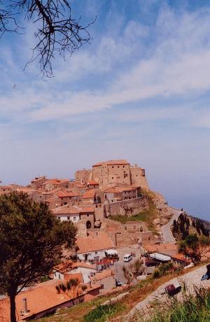 Il castello con il paese. Castello e paese sono un tutt'uno. Un dedalo di vie forma l'antico borgo medievale.