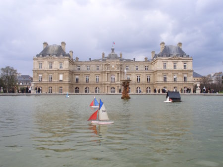  I giardini del Lussemburgo. Un pomeriggio Pasquale da brivido per me italiano freddoloso, ma, a vedere questi parigini giocare a scacchi nel parco e questi bimbi con le barchette a vela nella fontana, ti viene proprio da pensare. Tutto  veramente relativo. Sembra davvero che qui ci si diverta con poco. Una scacchiera, una barchetta a vela spinta con un bastoncino ed un vento freddo birichino. Altro che PS2 o 3. Mi consolo spingendo la mia famigliola in un caff. Al caldo ci gustiamo due crep al cioccolato, panna e banane un t ed una cioccolata calda (32 Euro! Mica poco, vero?). Ma era proprio l'ultima occasione e quindi crepi l'avarizia, si vive una volta sola. Parigi vale almeno una Crep.