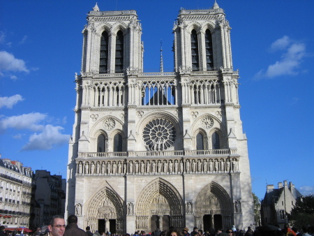  Venerd Santo a Notre Dame. Lunga fila anche qui per entrare.  La guida 'Routard' ci diceva che avrebbero esposto la corona di spine di Gesu Cristo dalle 15 alle 16 del venerd santo. Purtroppo siamo arrivati in ritardo.