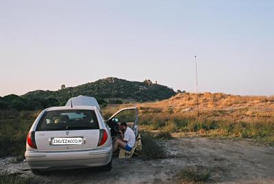 Ecco la mia stazione radio. Sul lato vedete la canna da pesca che sorregge il balun della windom. La postazione era piacevolmente fresca. Ci alzavamo dopo il riposino pomeridiano ed eravamo sul posto attorno alle 17 locali. Quindi qualche qso fino alle 20 e poi di nuovo a casa. Bella attivazione, un bel ricordo. 