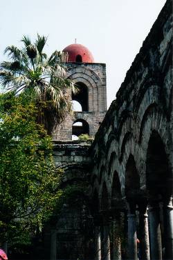 Sempre dal medesimo chiostro la cupola pi alta della chiesa.