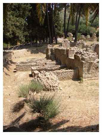 La visita alla Villa Romana del Casale inizia con queste costruzioni adibite a riscaldatori d'acqua per le terme. L'acqua scorreva e si riscaldava in questi forni.